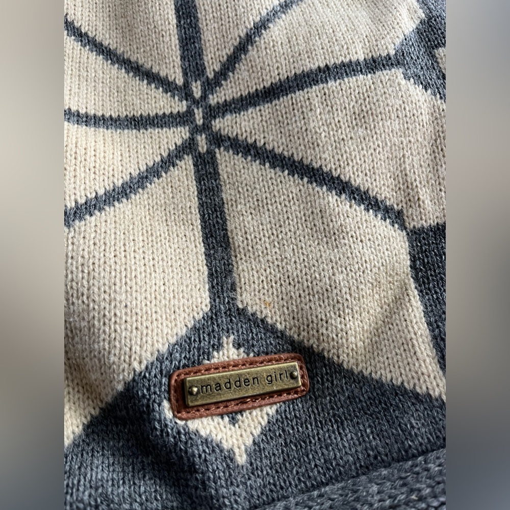 Madden Girl Y2K Grey and White Sweater Shoulder Bag Purse - Picture 4 of 8